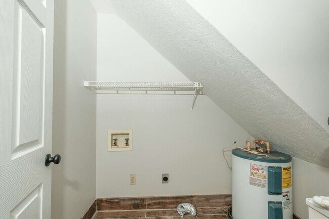 Building Photo - Beautifully Updated 2 Bedroom, 1 Bath Townhome – Bradley Hills Apartments (Unit C3)