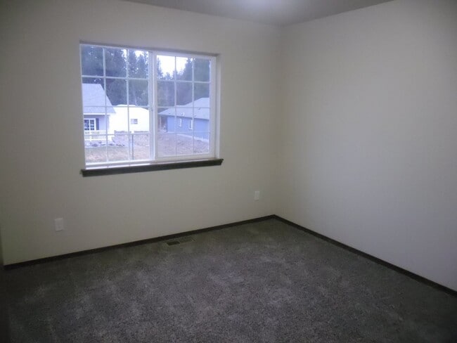 Building Photo - Newer Split Entry 4 Bedroom 3 Bath Home