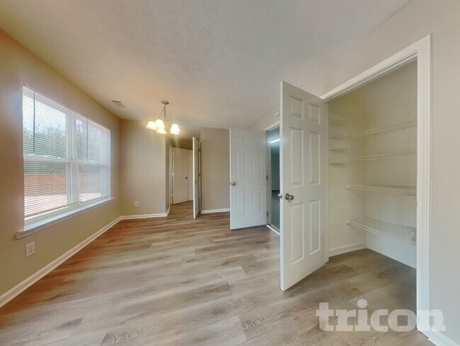 Building Photo - 405 Tori Dr