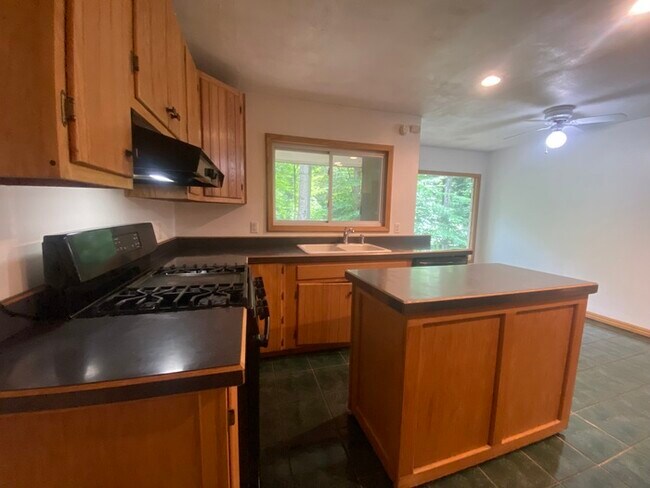 Foto del edificio - Secluded 4 bedrooms 3 baths with 2 car garage and fenced in yard in the town of Rutland for rent!