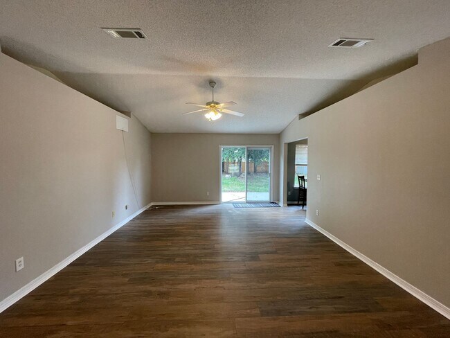 Building Photo - Excellent 3/2 in Milton