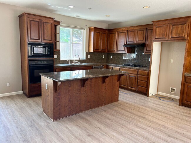 Foto del edificio - Beautiful 5 Bedroom, 3 Bath Brentwood Home / Downstairs Bedroom and Bath