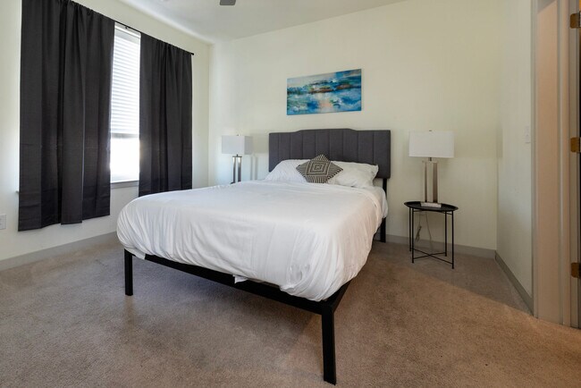 Building Photo - 633 E Main St