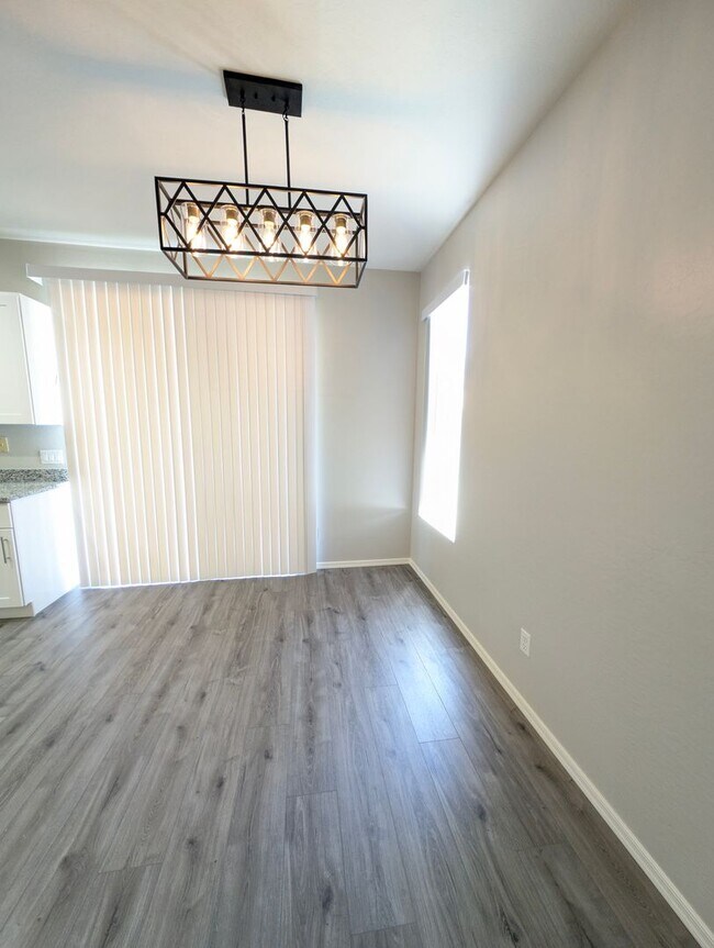 Foto del edificio - REMODELED - LIKE NEW - IN CHAPARRAL ESTATE...