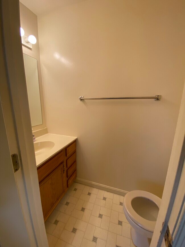 First floor bathroom - 937 Chestnut St
