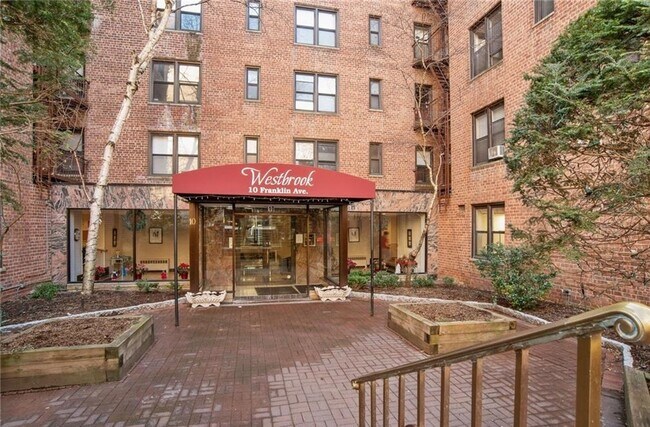 Foto del edificio - 10 Franklin Ave
