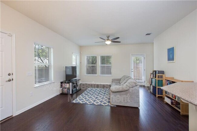 Foto del edificio - 2304 S Lakeline Blvd