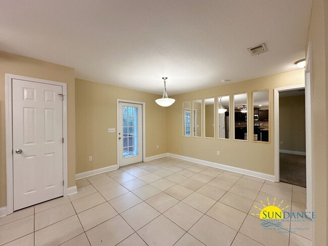 Building Photo - Spacious 5 Bedroom Home in Fort Walton Bea...
