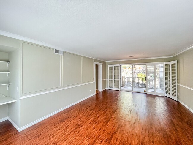 Foto del edificio - Beautiful 2BD/2.5BA Townhome W/ A/C and Attached Garage in Bay Ho!