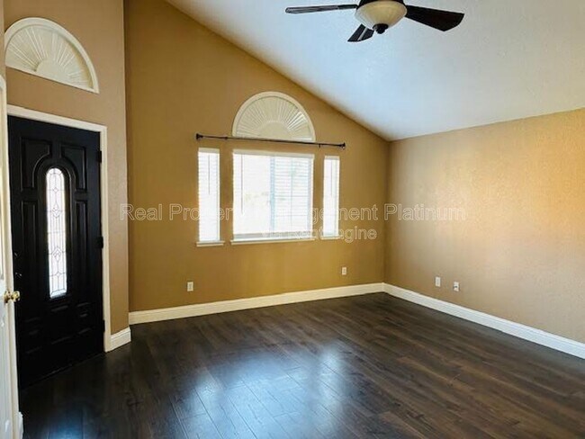 Foto del edificio - 6215 N McCaffrey Ave