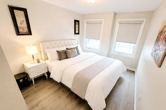 Chambre 2 avec lit queen - 815 Mikinak Rd