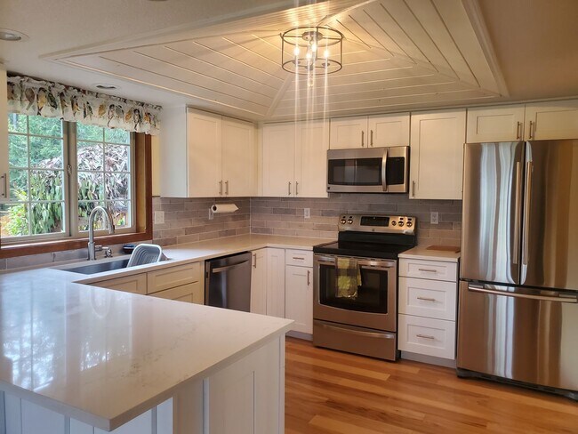 Foto del edificio - Beautiful home over the Hammersley Inlet