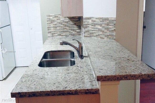 Foto del edificio - 470 S Park Rd