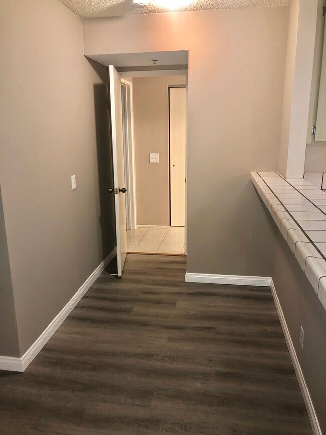 Building Photo - Central 2 Bed 2 Bath Condo College Area