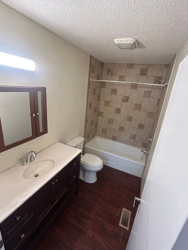 Foto del edificio - 4 Wren Dr