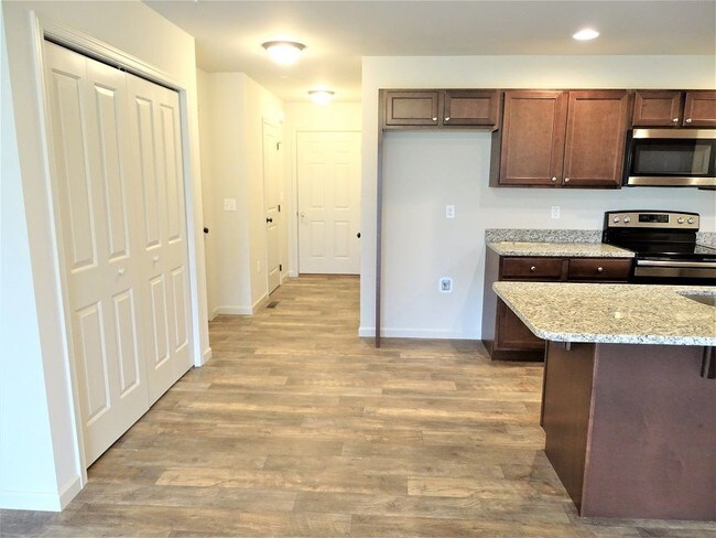 Building Photo - 253 Lakeside Crossing