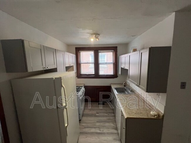 Building Photo - 1712 Yale Ave