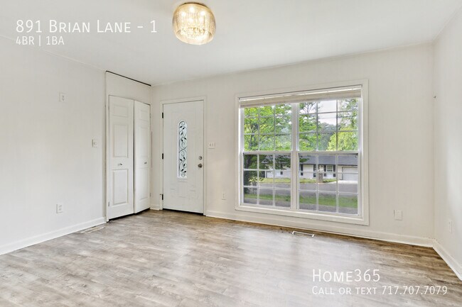 Building Photo - Precious Unit at Forest Park with huge Yard