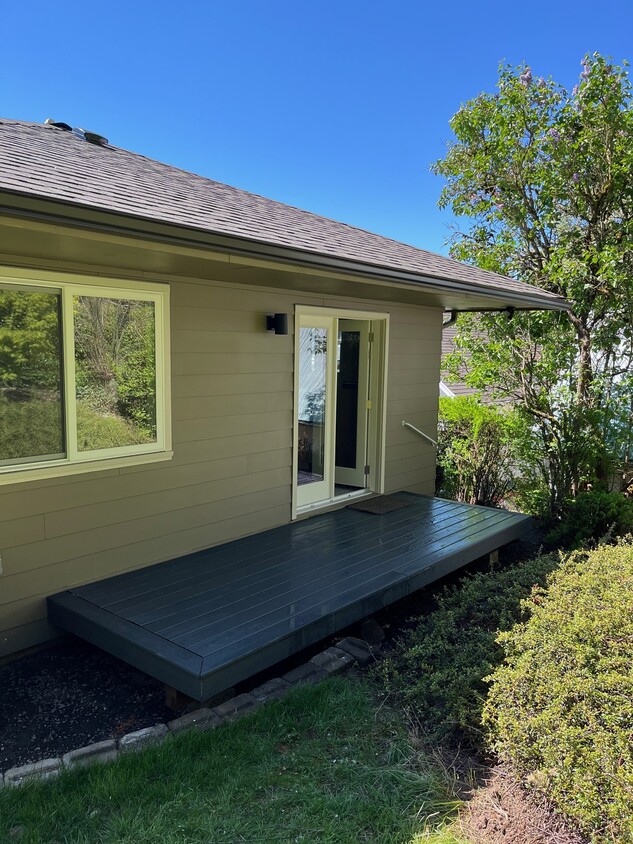 Entrance and private 5x14 porch - 2025 SW Canby St