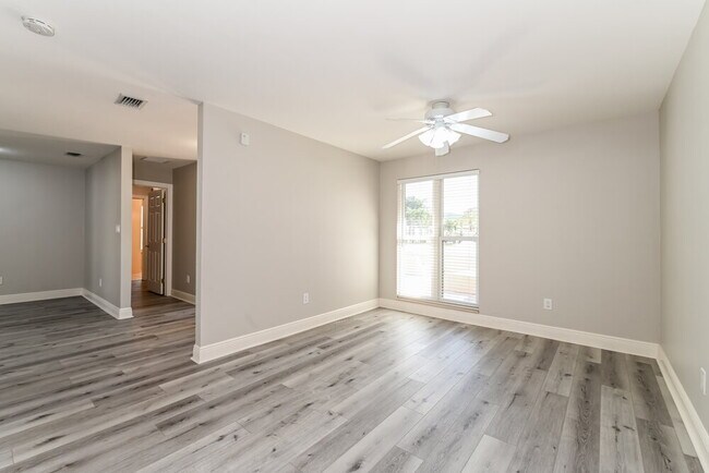 Foto del edificio - 2228 Treehaven Cir