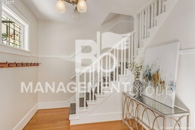 Foto del edificio - Johns Landing - Charming Home Near Downtown Portland. Large Gourmet Kitchen!