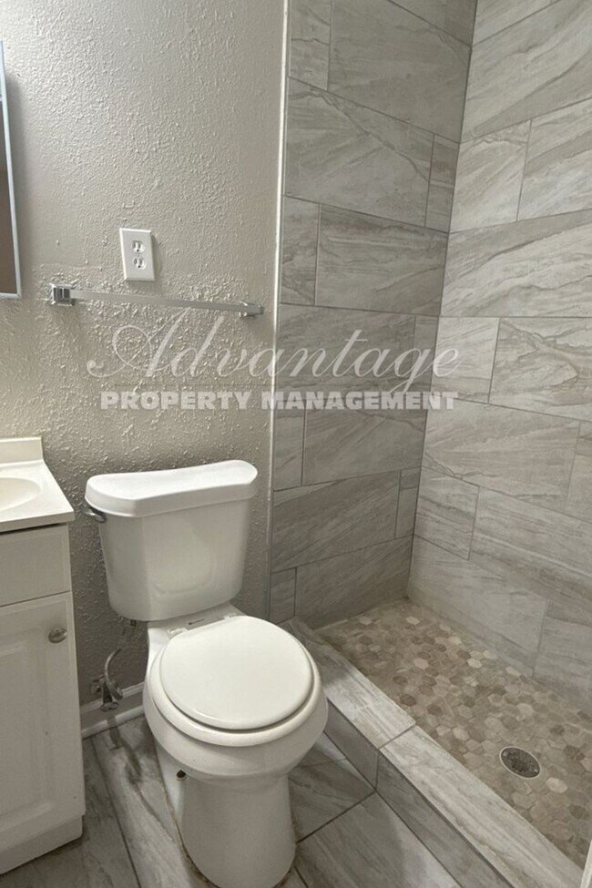 Building Photo - Very Nice Newly Updated Home in Frayser - ...