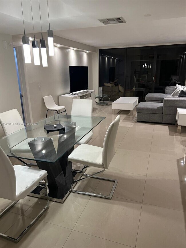 Foto del edificio - 16175 Golf Club Rd