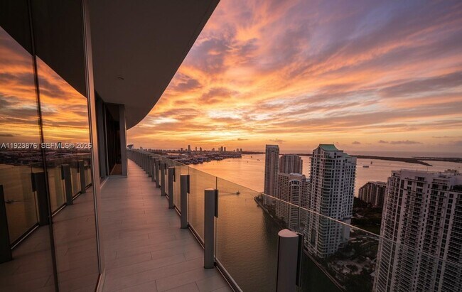 Foto del edificio - 300 Biscayne Blvd Way