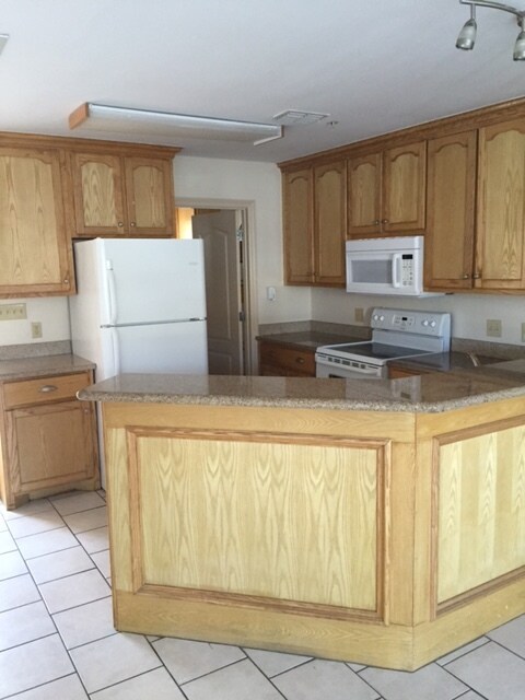Cocina completa con electrodomésticos modernos. Microondas, lavavajillas, estufa, refrigerador. - 1503 West Fig Avenue