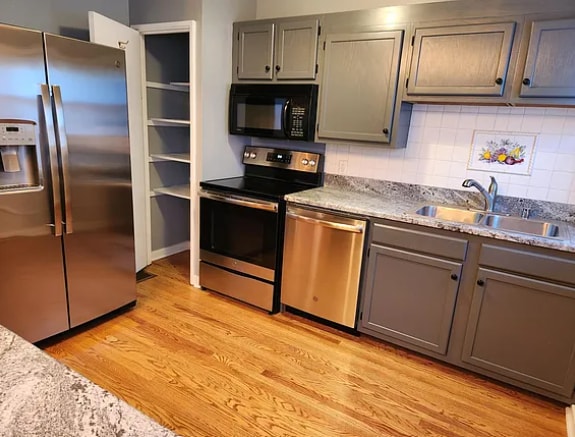 Kitchen - 1805 Shady Ln