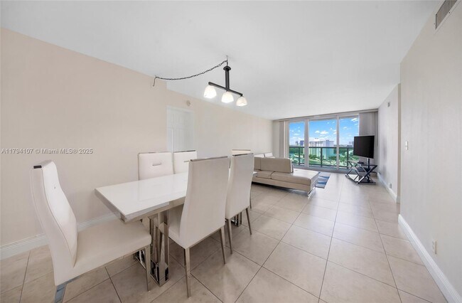 Foto del edificio - 100 Bayview Dr