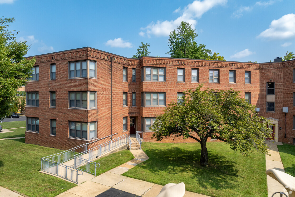 Primary Photo - West Court Apartments