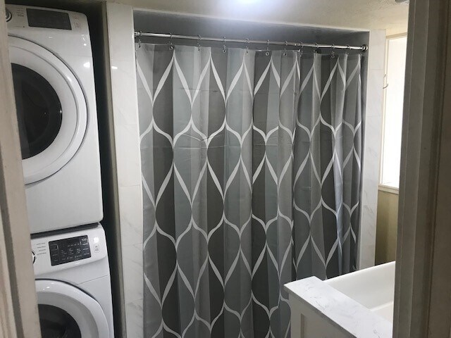 tub and shower - 216 W 700 S