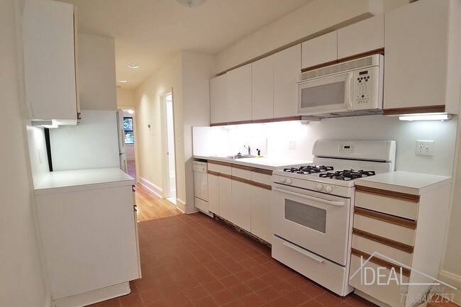 Foto del edificio - 581 Warren Street #2LR