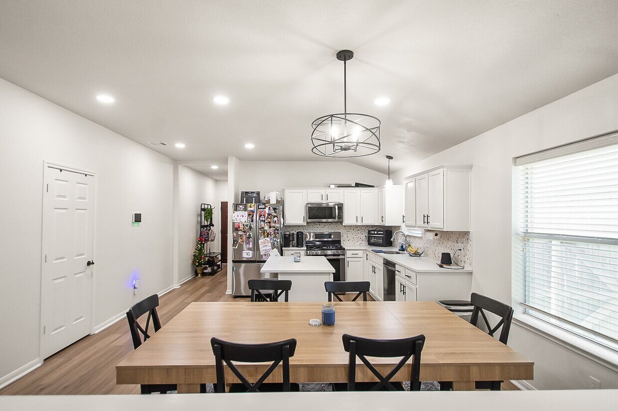 Foto del edificio - 6853 Arbor Hollow Ln