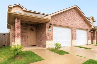 Building Photo - 2347 Bloomfield Dr