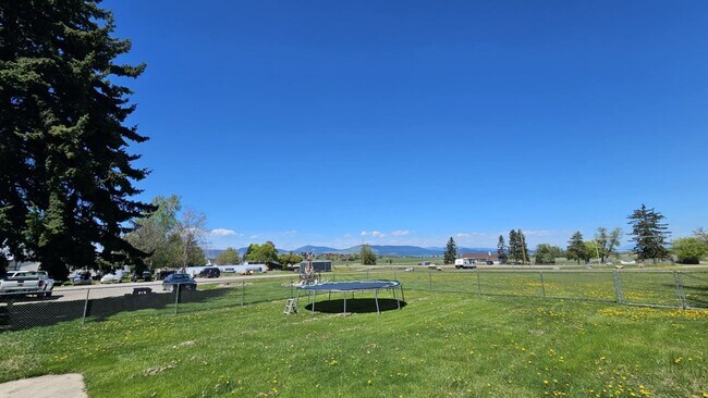 Foto del edificio - Losleben- House with large yard fully furnished Available Nov 1st - May 31st