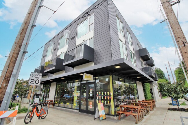 Building Photo - 1280 SE Nehalem St