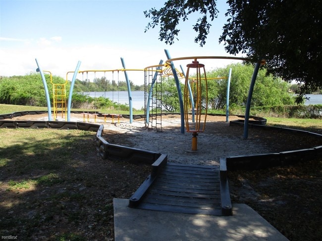 Building Photo - 10640 Clear Lake Loop