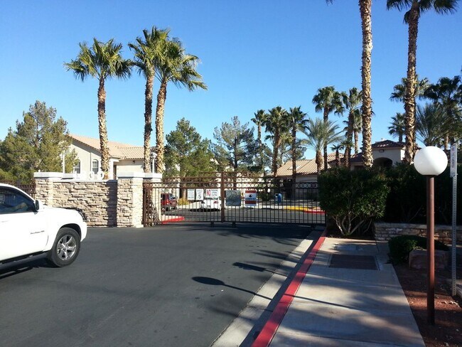 Building Photo - 3 BEDROOM 2 BATH CONDO WITH 1 CAR GARAGE