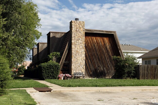 Primary Photo - 423 W Comanche St