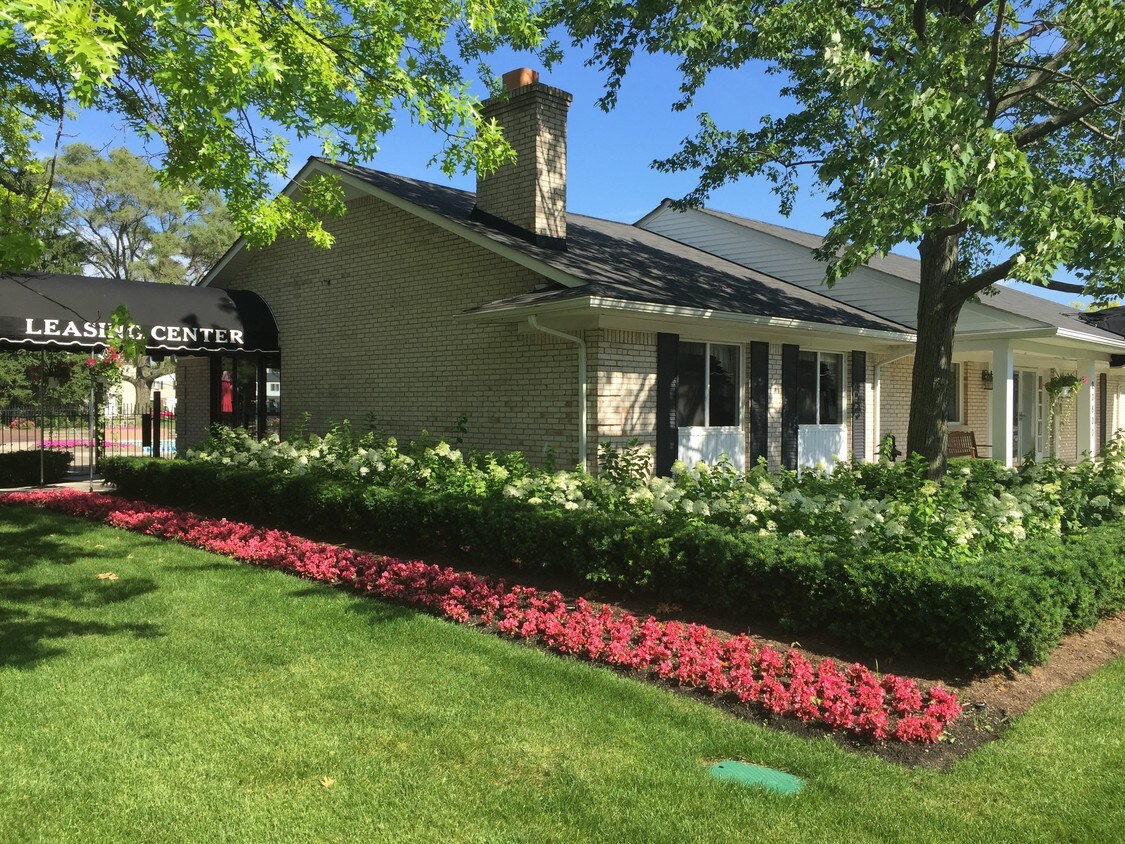 Coach House Apartment & Townhomes Apartments at 23600 Lamplighter Dr