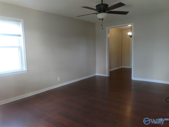 Foto del edificio - 2035 Vanderbilt Dr SW