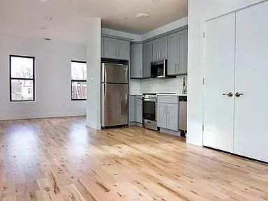 Foto del edificio - Beautiful one bed, one bath, duplex, boasts space and style.