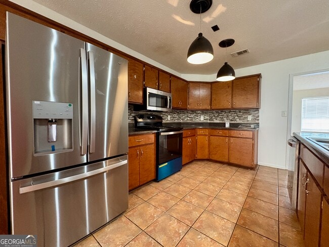 Building Photo - 219 Fairway Dr