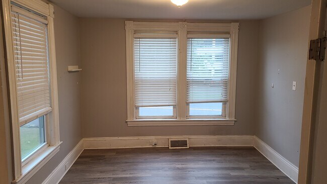 Dormitorio 2 - 501 Massabesic St