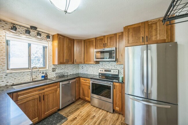 Foto del edificio - Updated 5BR House near Stanley Marketplace...