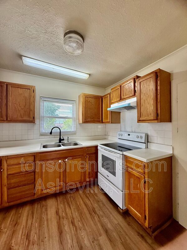 Foto del edificio - 2604 Hendersonville Rd
