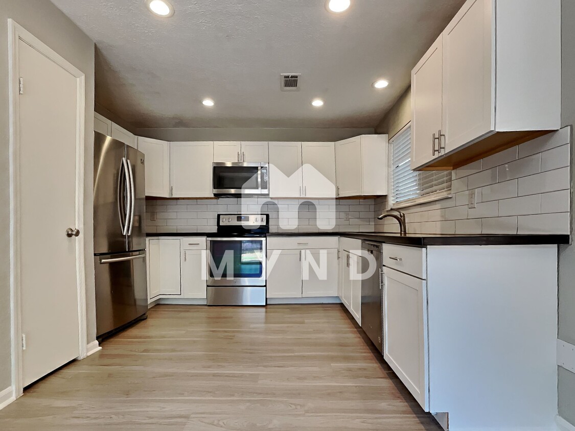 Primary Photo - 87 W High Oaks Cir