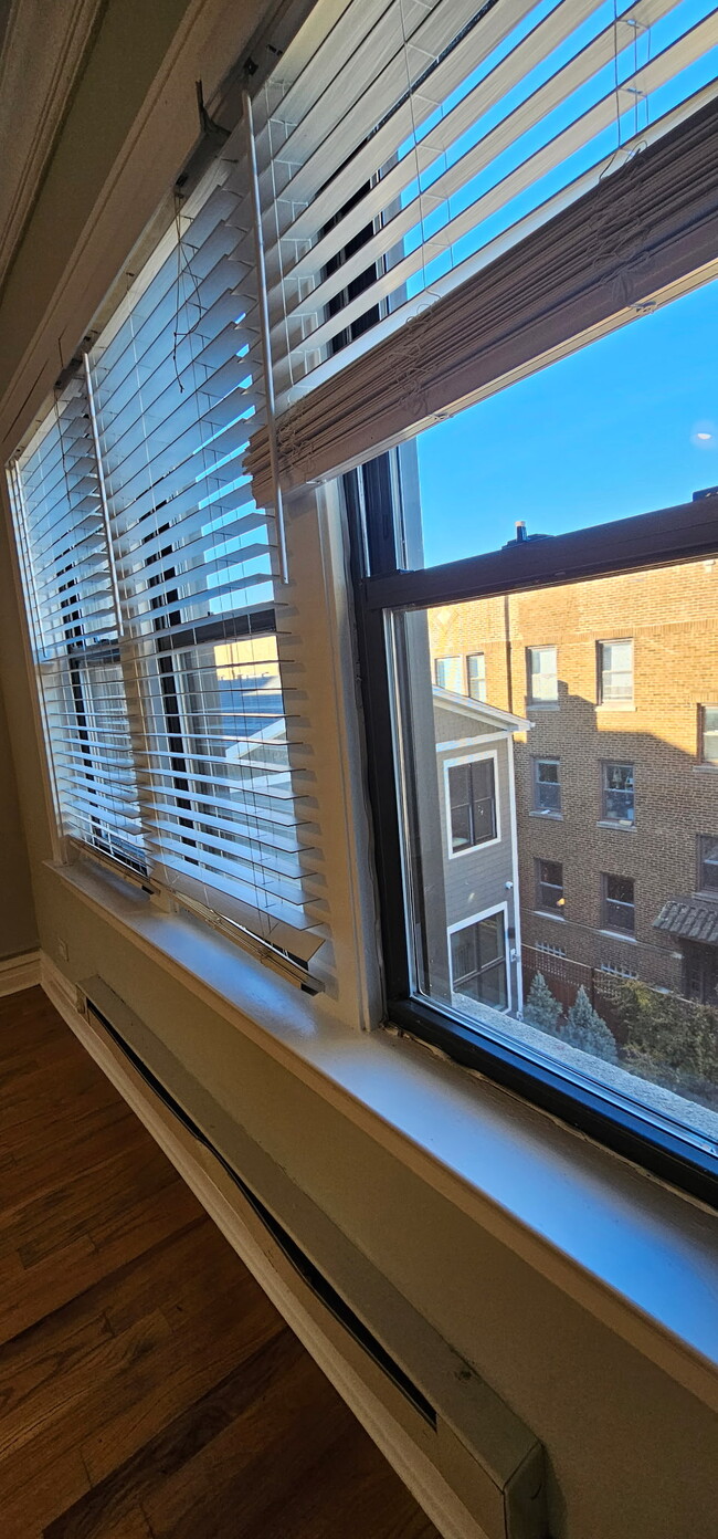 Building Photo - 4735 N Hermitage Ave